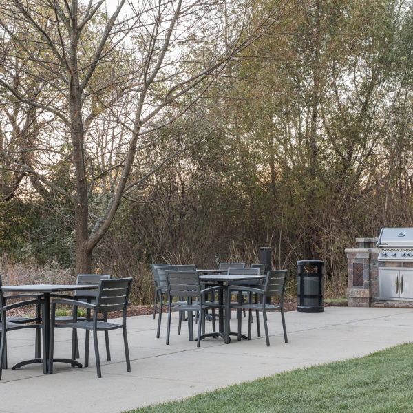 Outdoor seating and a barbecue grill at the Riverwood Corporate Center managed by Zeller.